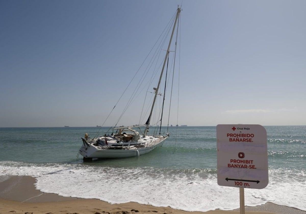 La imagen muestra el velero varado en la playa de la Garrofera.