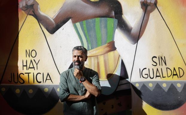 Khalifa, ante otro de los murales de la fachada de la asociación que preside en Málaga.
