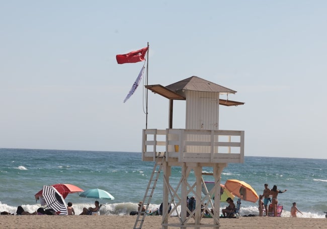 Imagen de una bandera roja por medusas en Rincón de la Victoria, este viernes.