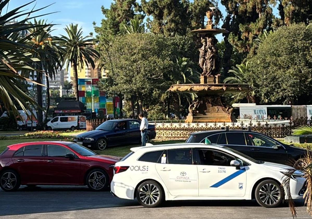 Aparatoso accidente de un coche que termina 'aparcado' en la Fuente de las Tres Gracias