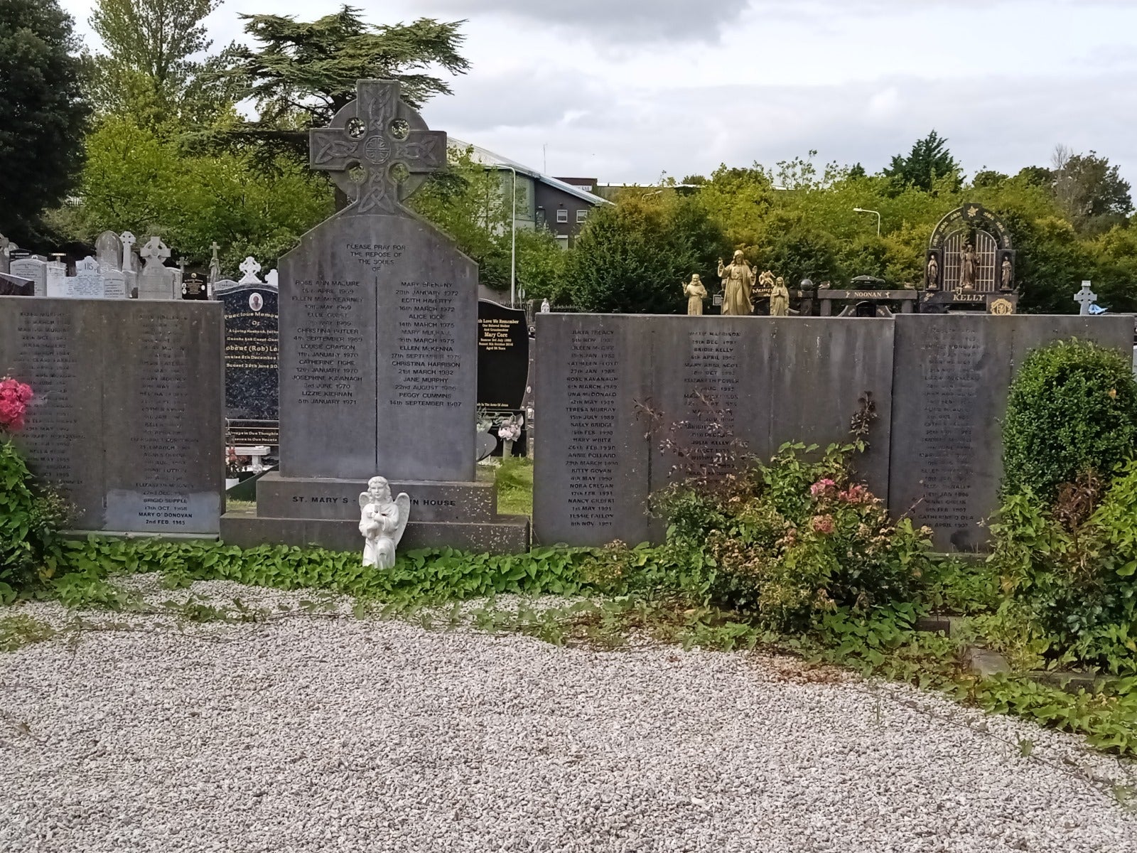 Imagen secundaria 2 - Homenaje a las mujeres que pasaron por las lavanderías de Irlanda, uno de los edificios en que se ubicó y enterramiento de las cenizas de 155 mujeres que habían sido inhumadas sin la debida identificación.