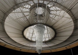 La espectacular lámpara del Palacio de Congresos.