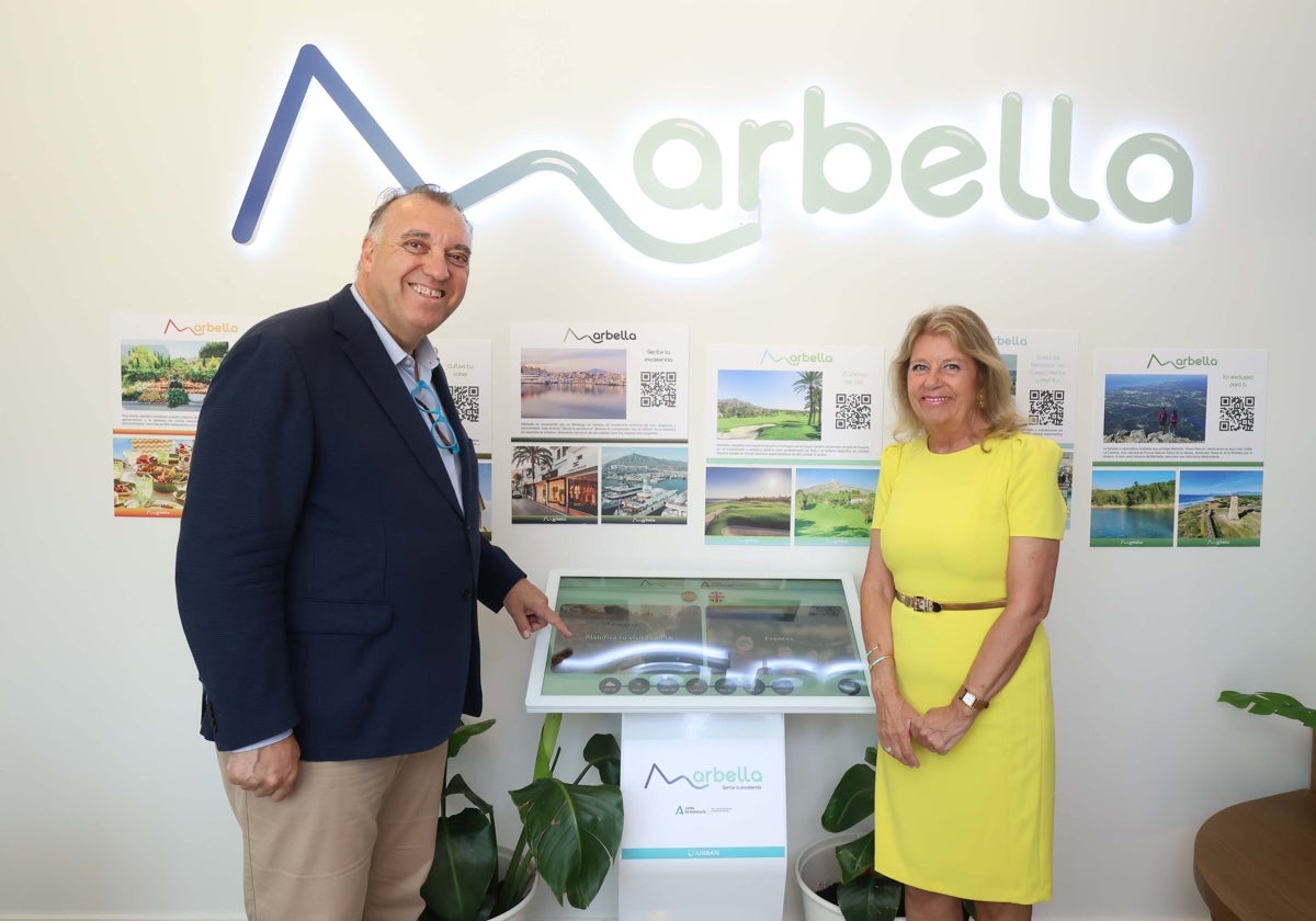 El consejero de Turismo, Arturo Bernal, y la alcaldesa de Marbella, Ángeles Muñoz.