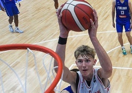 Marcus Moller machaca en un partido con Dinamarca.