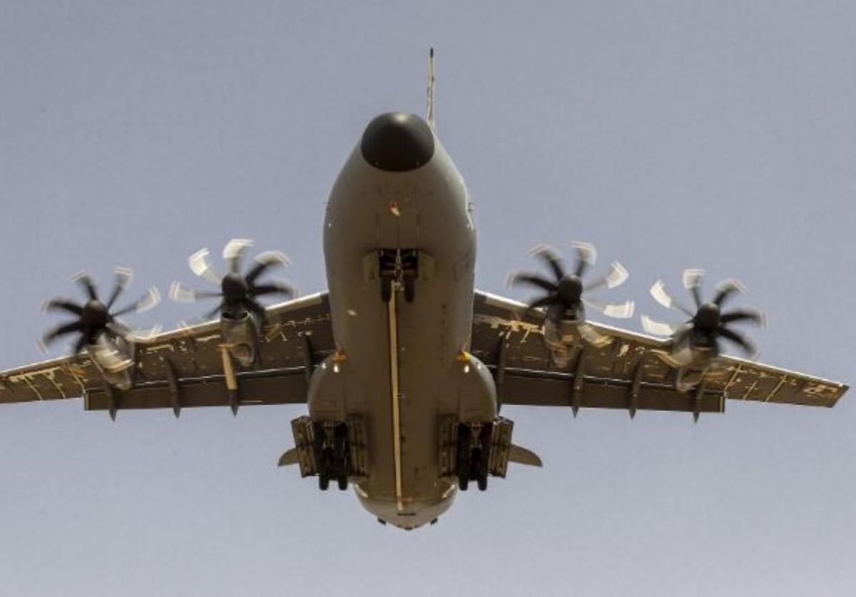 El avión militar A400M, ensamblado en Andalucía, en pleno vuelo.