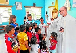 El sacerdote malagueño Juan Manuel Barreiro con niños de la parroquia Nuestra Señora del Valle en Morichalito (Venezuela).