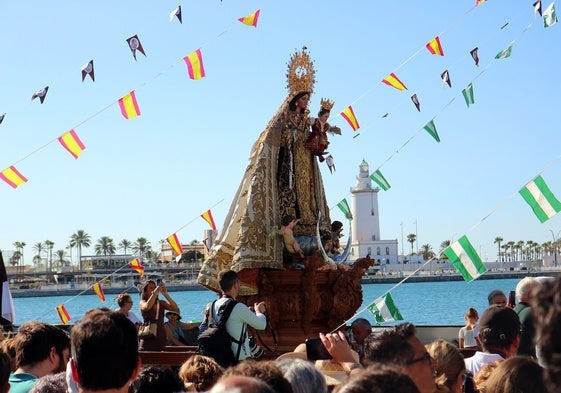 La Virgen del Carmen ha recorrido la bahía en un remolcador.