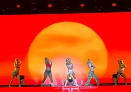 Bad Gyal y sus bailarines durante el Puro Latino Fest de Torremolinos 2025.