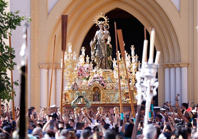 Momento de la salida de la Virgen del Carmen desde el interior de San Patricio.