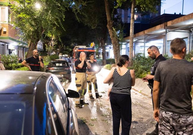 La mujer junto al bebé, tras el incidente y la actuación de los bomberos
