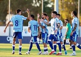 Los jugadores del Málaga se saludan tras cerrar la goleada contra el Antequera.