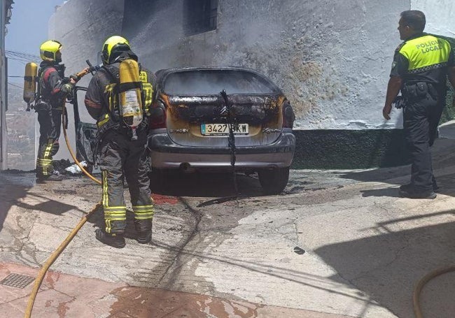 Bomberos y Policía Local, este domingo en Torrox.