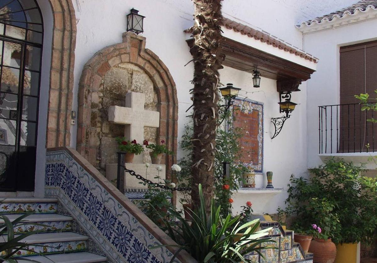Tumba del Tempranillo en el patio de la iglesia de Alameda.