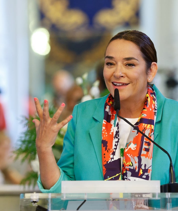 Imagen secundaria 2 - La presentación se celebró en el Salón de los Espejos del Ayuntamiento. 