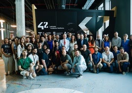 Las autoridades junto a alumnos y representantes de Telefónica, este lunes.