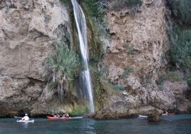 Paseo en kayak en la cascada de Maro.