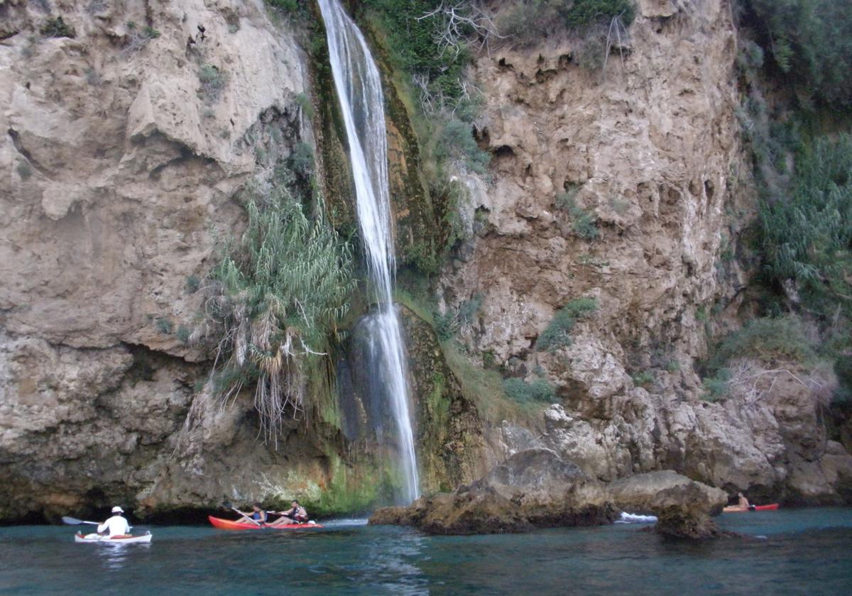 Paseo en kayak en la cascada de Maro.