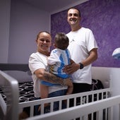 Imagen de Tamara Fernández y Juani Martín, con su hijo Romeo, de solo dos años y medio, en brazos.