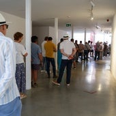 Aficionados esperando su turno en el interior del coso para resguardarse del calor.