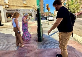 Medina y Sguiglia le hacen ver la suciedad que hay junto a la farola, y Porras le indica que eso es por los pipis de los perros.