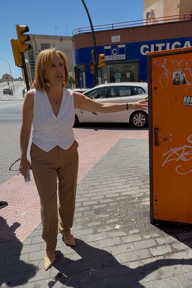 Medina se queja de la suciedad en el suelo alrededor de los contenedores en la calle La Unión.