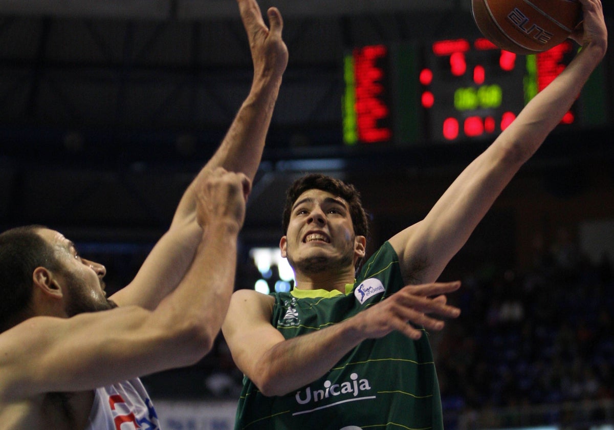 Álex Abrines intenta la canasta en el día de su debut con el Unicaja.