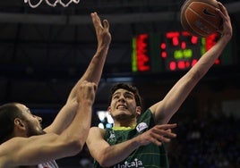 Álex Abrines intenta la canasta en el día de su debut con el Unicaja.
