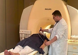 El olfatómetro está conectado a una máquina de resonancia magnética funcional.