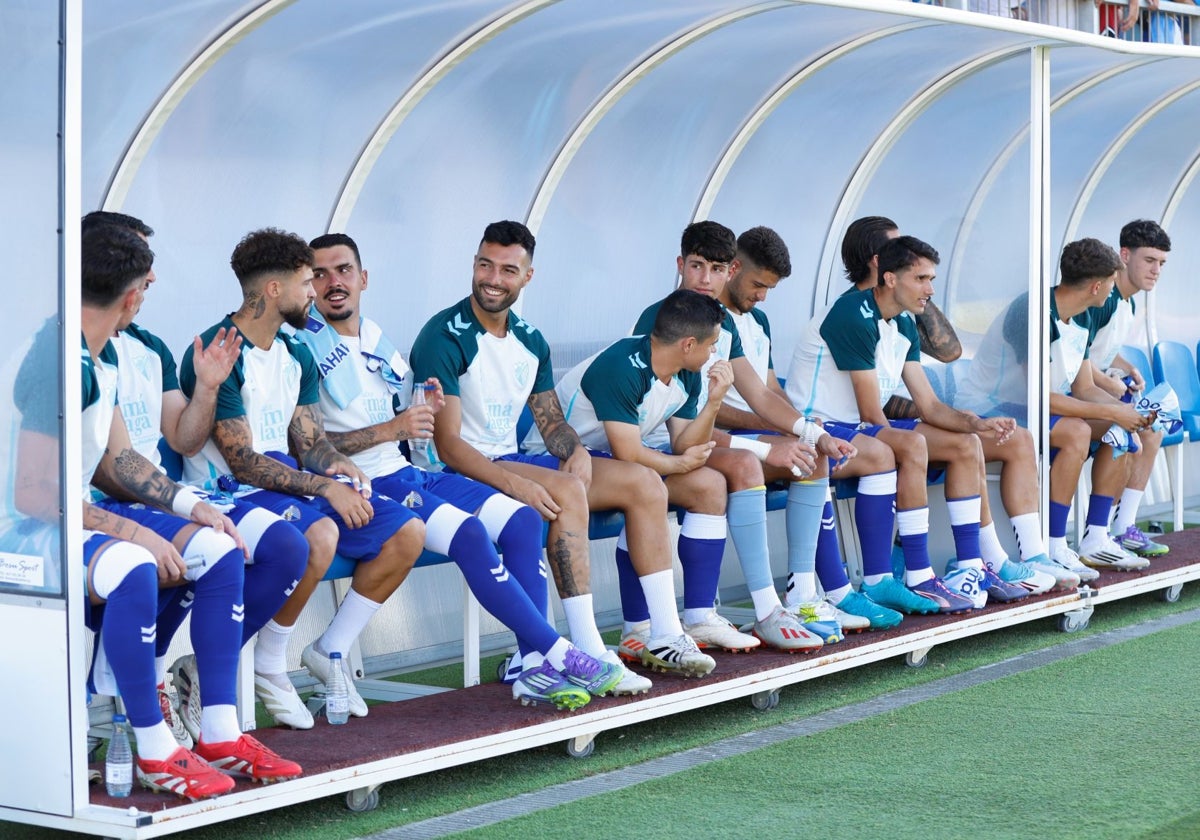 Jugadores del Málaga en el banquillo durante el partido ante el Antequera en La Academia.