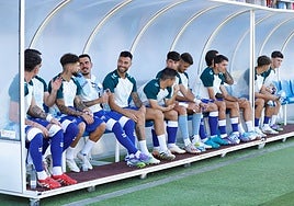 Jugadores del Málaga en el banquillo durante el partido ante el Antequera en La Academia.