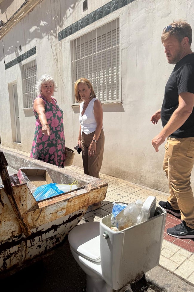 Durante el recorrido encuentran, al lado de una cuba de basura, un váter y una bolsa de basura dentro de la cuba, que señala Porras.