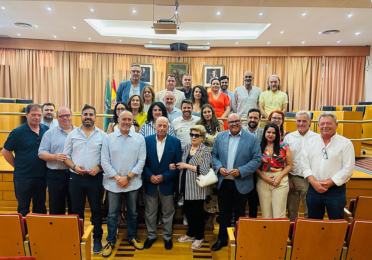 El alcalde y los ediles de la corporación, con los homenajeados y sus familiares, este martes.