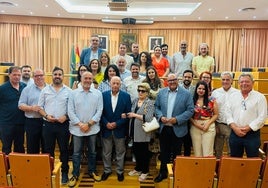 El alcalde y los ediles de la corporación, con los homenajeados y sus familiares, este martes.