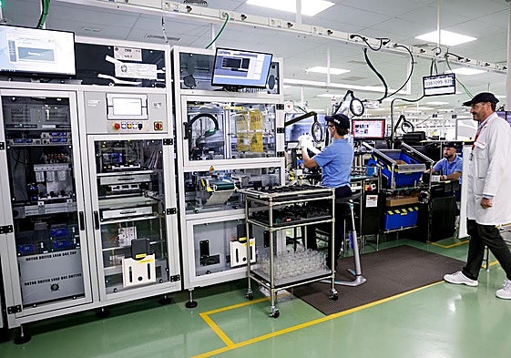 Trabajadores de la tecnológica Denso Ten, en su fábrica de Málaga.