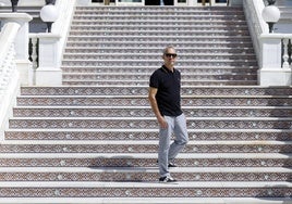 Rafael Rodríguez, en la escalinata del hotel Miramar