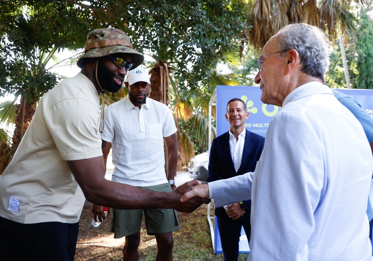 Imagen principal - El acto de plantación del primer árbol.