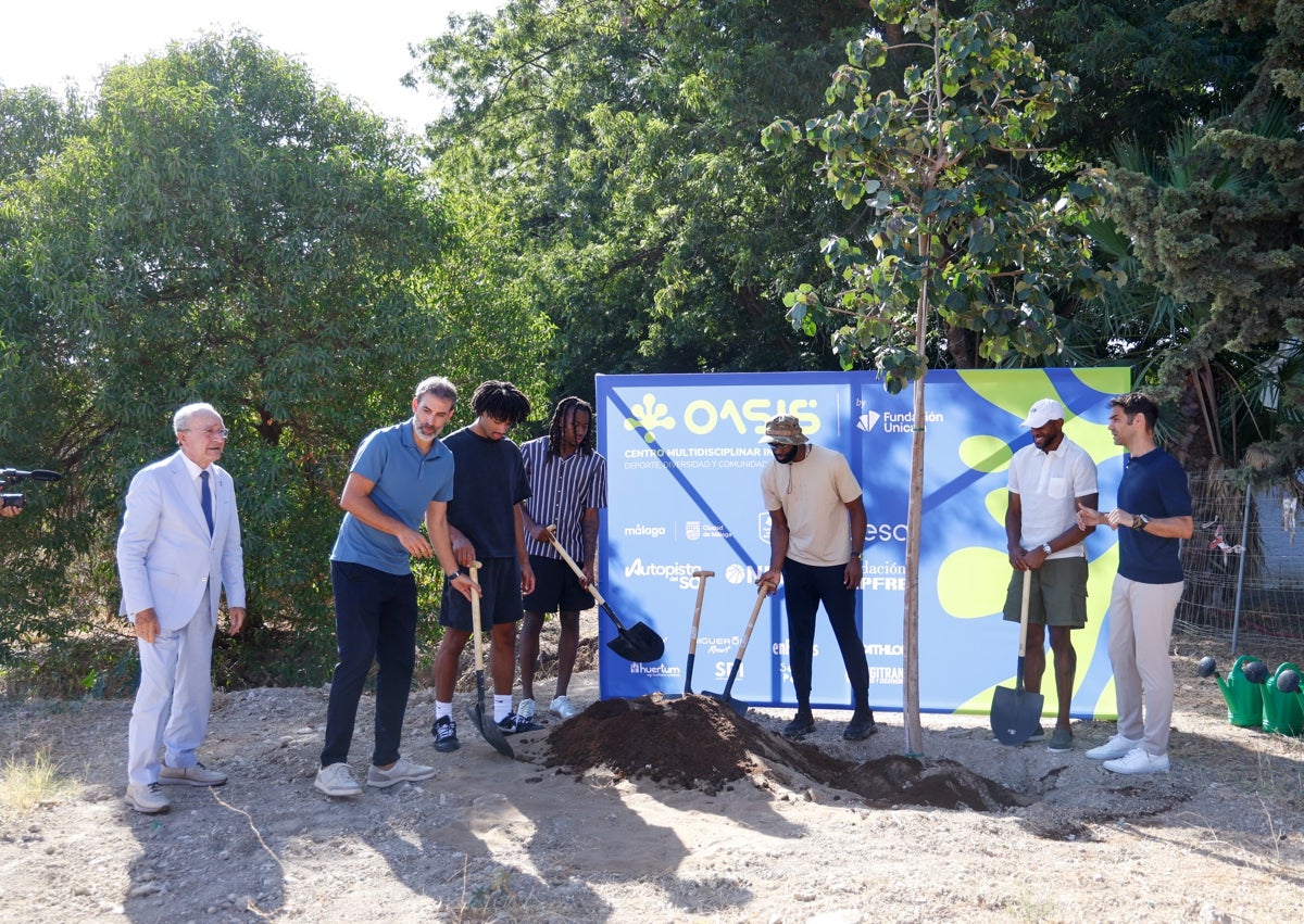 Imagen secundaria 1 - El acto de plantación del primer árbol.