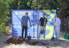 Los impulsores del proyecto, Berni Rodríguez y José Manuel Calderón, junto al alcalde de Málaga, Francisco de la Torre, durante la plantación simbólica del primer árbol.
