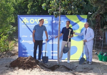 Los impulsores del proyecto, Berni Rodríguez y José Manuel Calderón, junto al alcalde de Málaga, Francisco de la Torre, durante la plantación simbólica del primer árbol.