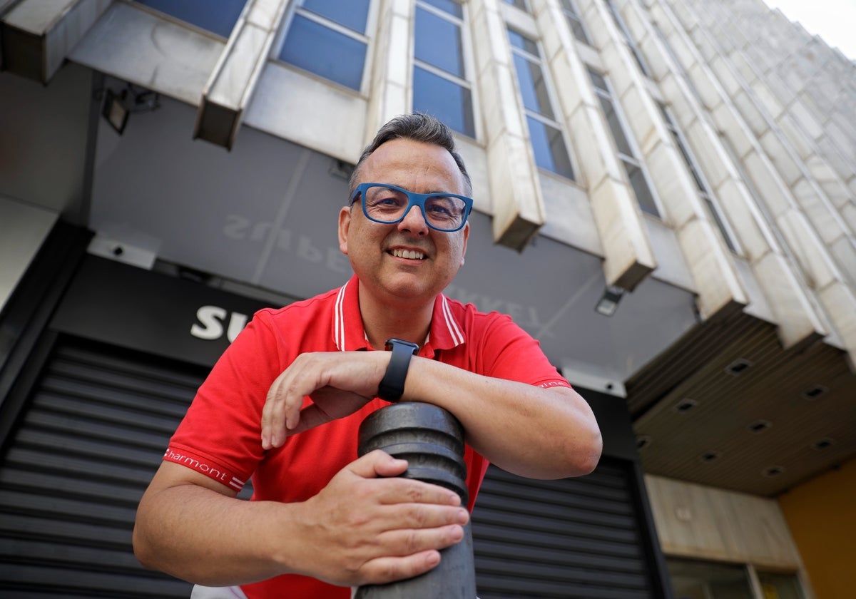 Manuel Jiménez Baras junto al edificio de la plaza de Uncibay en el que se encuentra su despacho.