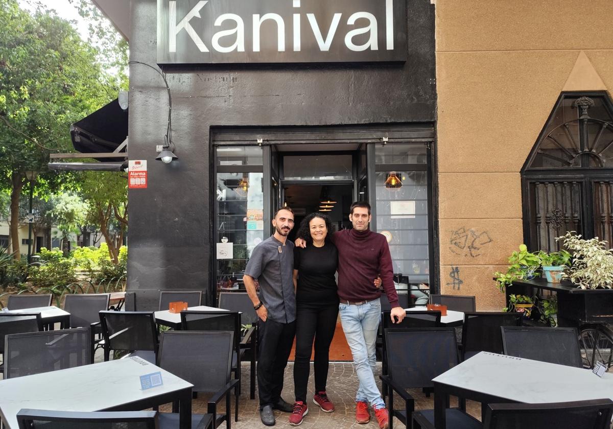 El equipo de Kanibal, delante del local.
