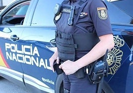 El robo de un altavoz en la playa de San Andrés desata una reyerta que termina con cinco detenidos y policías heridos