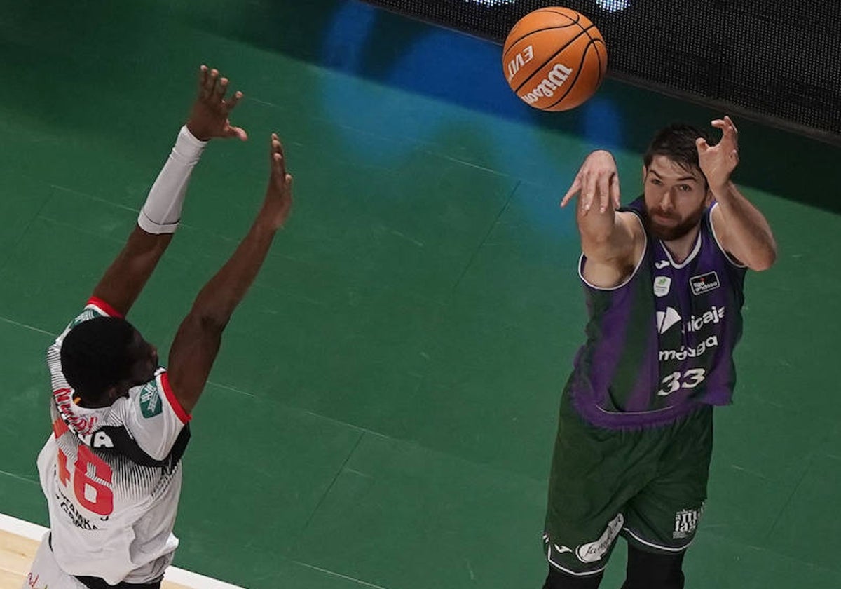 Tillie lanza un triple en el partido contra el Granada.