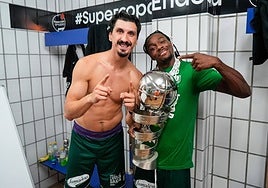 Djedovic y Perry, con el trofeo de la Supercopa.