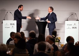 El ministro, junto al director de SUR, en un momento del encuentro.