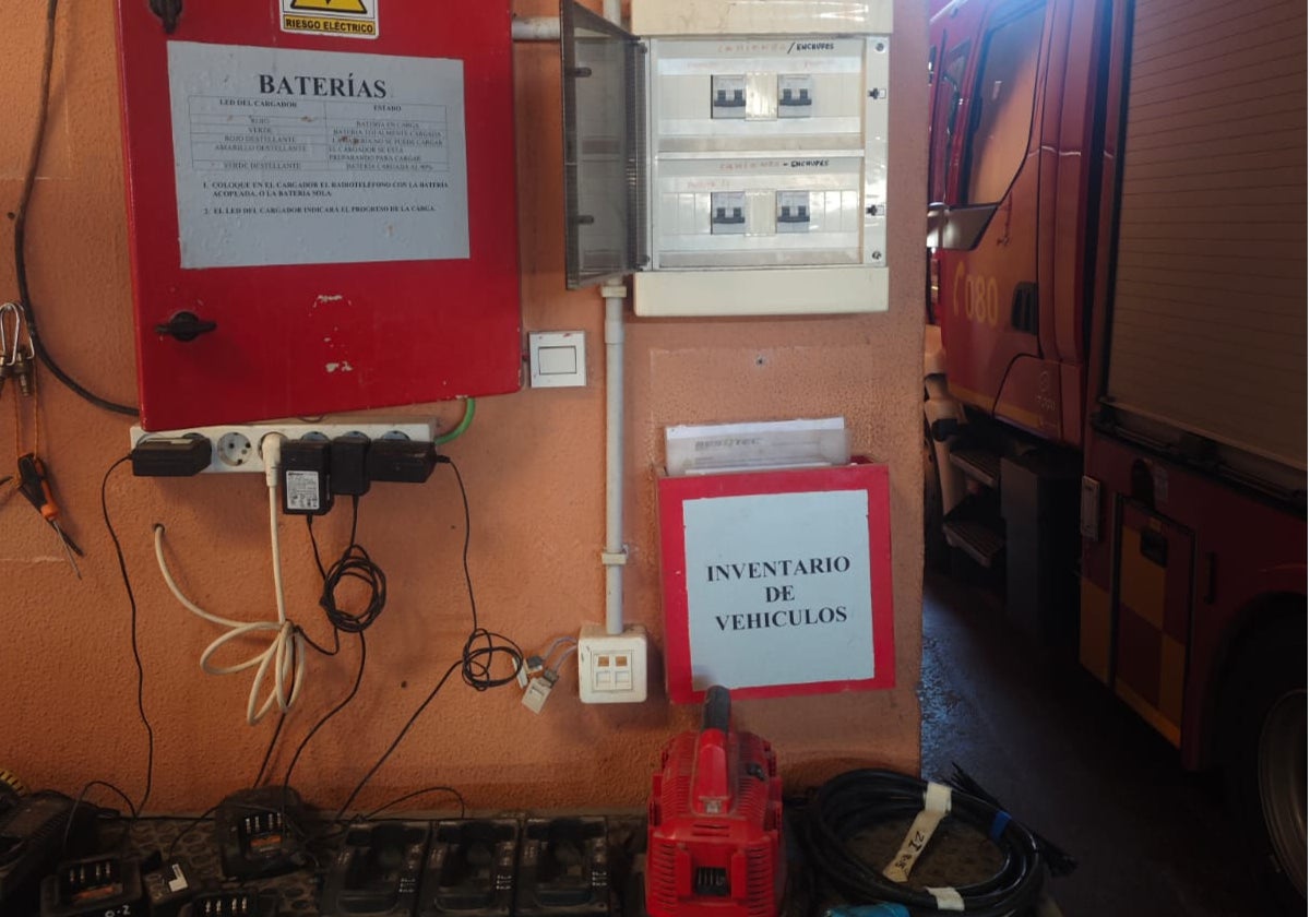 Herido un bombero de Málaga tras electrocutarse en el Parque de Las Pirámides por una instalación eléctrica defectuosa