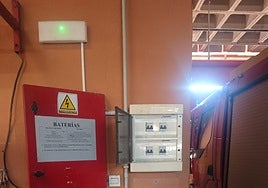 Herido un bombero de Málaga tras electrocutarse en el Parque de Las Pirámides por una instalación eléctrica defectuosa