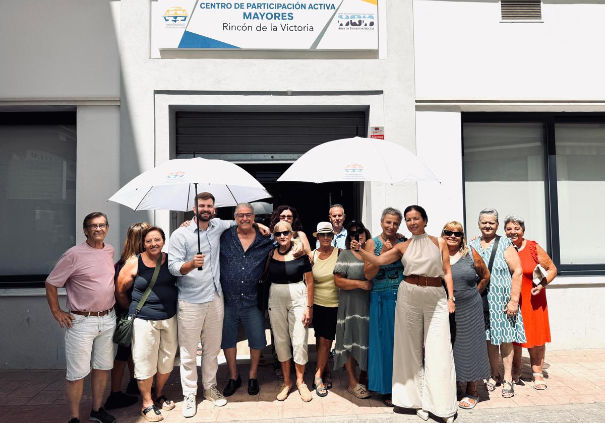 Entrega de paraguas en el centro de participación activa.