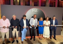 Escarrer, en el centro, corta la cinta que simboliza la inauguración del nuevo cinco estrellas.