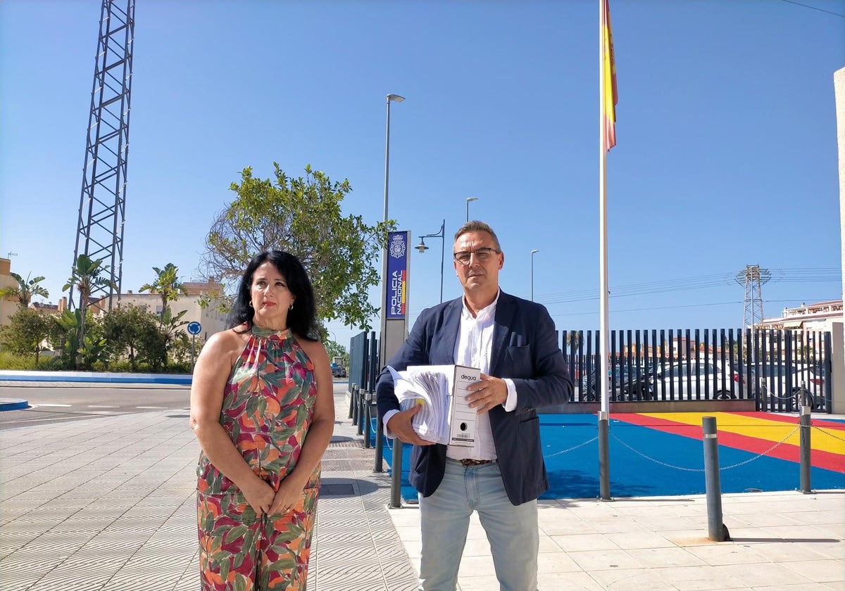 Los concejales de Cultura y Hacienda, a las puertas de la Comisaría de la Policía Nacional.